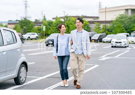couple walking in parking lot 107300485