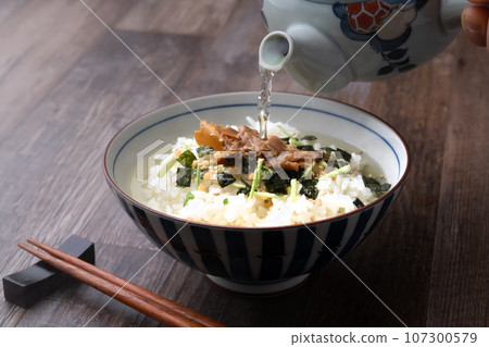 茶泡飯 倒茶 茶泡飯 倒茶 107300579