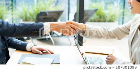 商務男性與女性商務談判面試握手 107301099