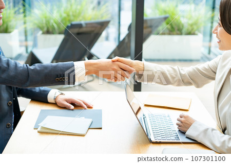 商務男性與女性商務談判面試握手 107301100