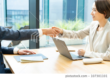 商務男性與女性商務談判面試握手 107301101