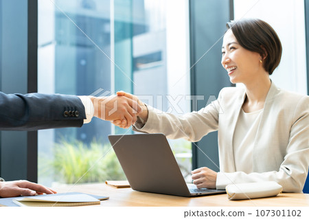商務男性與女性商務談判面試握手 107301102