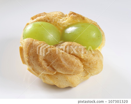 奶油泡芙配上成熟的葡萄 107301320