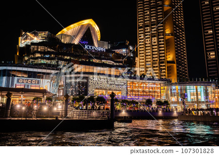 暹羅天地 (ICONSIAM) 的夜晚，曼谷，泰國 107301828
