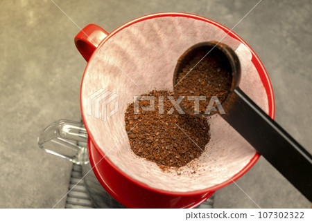 Serves coffee with a V60 dripper coffee maker Serves coffee with a V60 dripper coffee maker 107302322