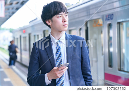 車站內的一名男子 圖片由京王電鐵株式會社提供 107302562