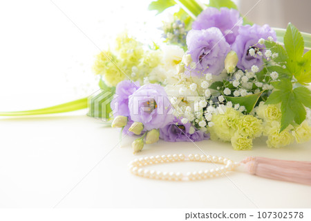 Beads and cut flowers Beads and cut flowers 107302578