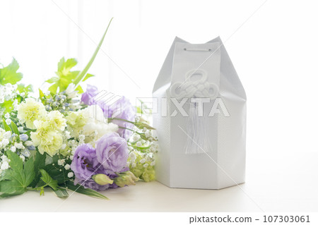 pet ashes and bouquet 107303061