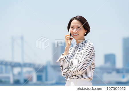 Business city woman smartphone 107304052