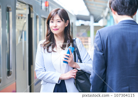 Men and women at the station Photography provided by Keio Electric Railway Co., Ltd. Men and women at the station Photography provided by Keio Electric Railway Co., Ltd. 107304115