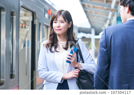 Men and women at the station Photography provided by Keio Electric Railway Co., Ltd. Men and women at the station Photography provided by Keio Electric Railway Co., Ltd. 107304117