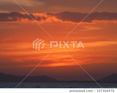 Red sky “Japanese style image” (Kyoto) Red sky “Japanese style image” (Kyoto) 107304478