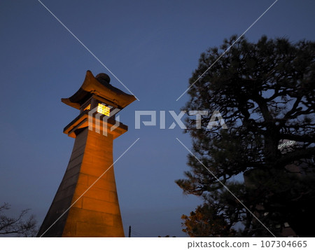 ``Japanese style image'' of the sky and stone pagoda dyed at dusk (Shimane) ``Japanese style image'' of the sky and stone pagoda dyed at dusk (Shimane) 107304665