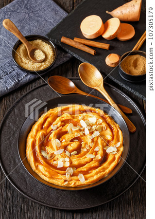 vanilla whipped sweet potatoes with maple syrup 107305179