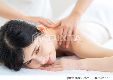 A middle-aged woman doing skin care at a beauty salon A middle-aged woman doing skin care at a beauty salon 107305652