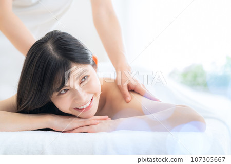 一位中年婦女在美容院做皮膚護理 107305667