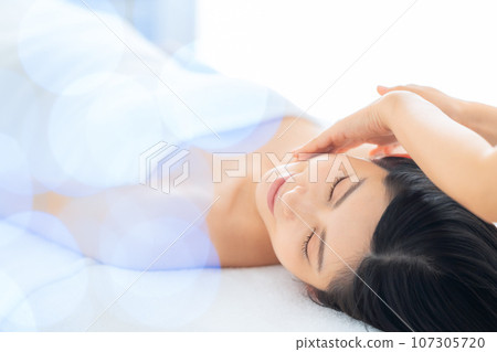 一位中年婦女在美容院做皮膚護理 107305720