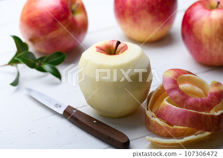 Apple The king of autumn fruits Peel an apple (apple) Apple (white board background) Apple The king of autumn fruits Peel an apple (apple) Apple (white board background) 107306472