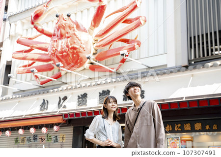 情侶在大阪心齋橋觀光 107307491