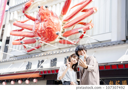 情侶在大阪心齋橋觀光 107307492