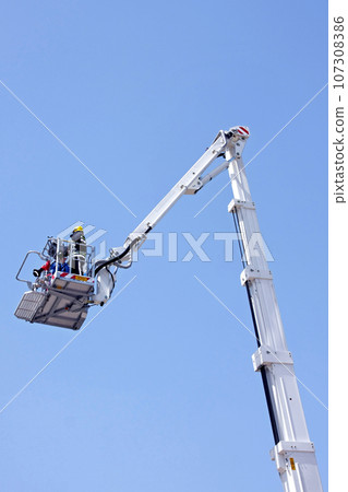 Tall crane 107308386