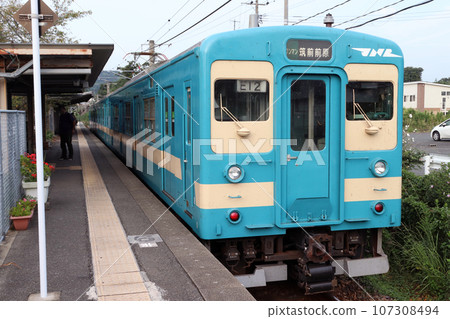 [JK] Chikuhi Line 103 series JNR color (one-man operation: Chikuzen-Maebaru ⇔ Nishi Karatsu) 107308494