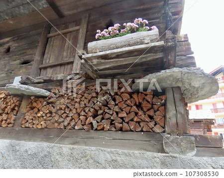 馬特洪峰腳下小鎮採爾馬特辛特霍夫 (Zermatt Hinterhof) 的老房子群 107308530