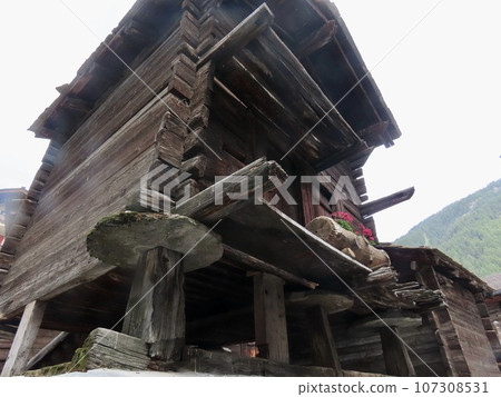 馬特洪峰腳下小鎮採爾馬特辛特霍夫 (Zermatt Hinterhof) 的老房子群 107308531