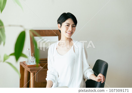 Adult woman taking care of her skin and relaxing 107309171