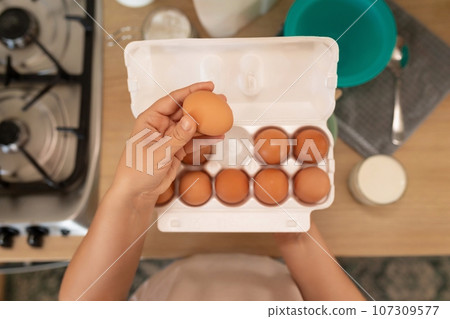 close-up of chicken eggs in a tray in the kitchen 107309577