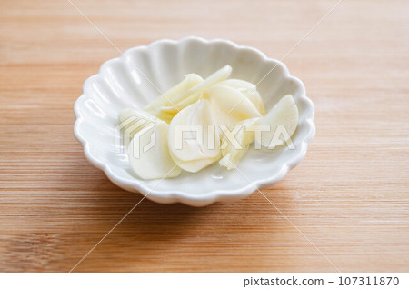 準備大蒜切片 107311870
