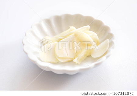 白色背景上切成薄片的大蒜 107311875