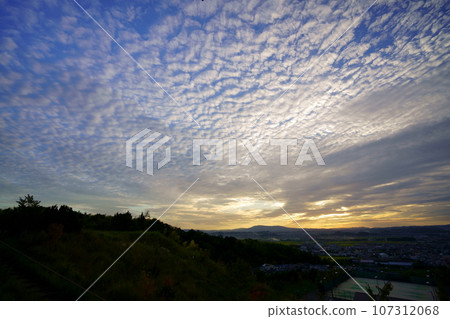 Sunset with scale clouds before sunset/Kizugawa City Castle Park Sunset with scale clouds before sunset/Kizugawa City Castle Park 107312068