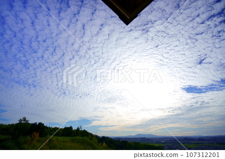 Evening with scaly clouds before sunset, Kizugawa City Castle Park 107312201