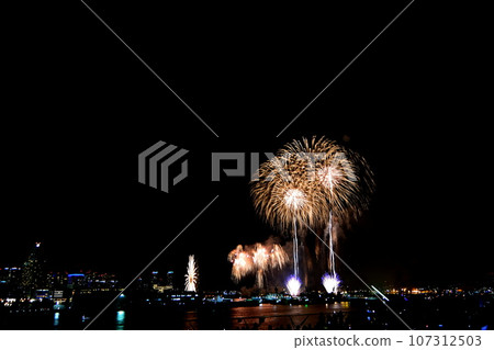 煙花橫濱/神奈川縣報紙菸花匯演2014年橫濱大學橋(山下公園)2014年8月5日 煙花橫濱/神奈川縣報紙菸花匯演2014年橫濱大學橋(山下公園)2014年8月5日 107312503