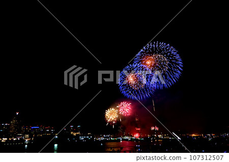 煙花橫濱/神奈川縣報紙菸花匯演2014年橫濱大學橋（山下公園）2014年8月5日 107312507