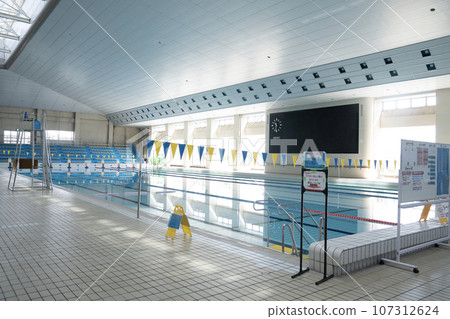 indoor pool with no one around 107312624