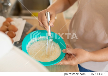 the process of kneading the liquid dough in a bowl 107314313