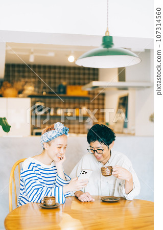 一起看智能手機的年輕夫婦 107314560