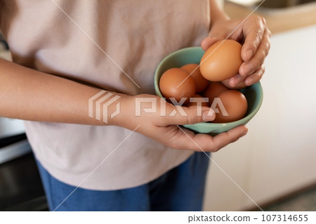 large chicken eggs in a bowl 107314655