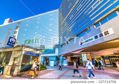 日本橫濱市景 晴朗的秋夜...橫濱站和橫濱市營地鐵藍線橫濱站入口/出口=28號 日本橫濱市景 晴朗的秋夜...橫濱站和橫濱市營地鐵藍線橫濱站入口/出口=28號 107314706