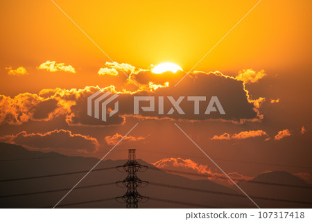 日本橫濱市容、電價上漲、日本能源、光影…太陽和電源線。一個充滿希望的時代，一個新的明天 107317418