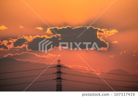 Japan's Yokohama cityscape, rising electricity prices, Japanese energy, light and shadow... Sun and power lines. An era of hope for a new tomorrow 107317419