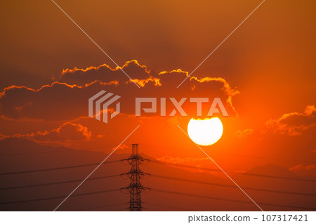 日本橫濱市容、電價上漲、日本能源、光影…太陽和電源線。一個充滿希望的時代，一個新的明天 107317421