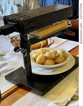 Raclette，以瑞士格魯耶爾起司製成的特色菜餚 107317594