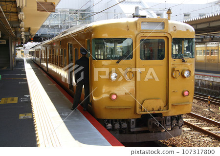 山陽本線115系(2門4車廂列車/山口地區:岩國⇔下關) 山陽本線115系(2門4車廂列車/山口地區:岩國⇔下關) 107317800