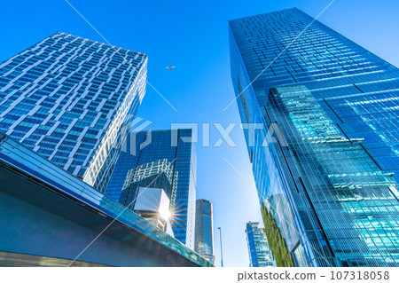 日本東京的城市景觀：通往澀谷站的建築物和光束、飛過天空的飛機…明天的希望之光… 107318058