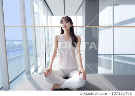 Women who do yoga 107321796