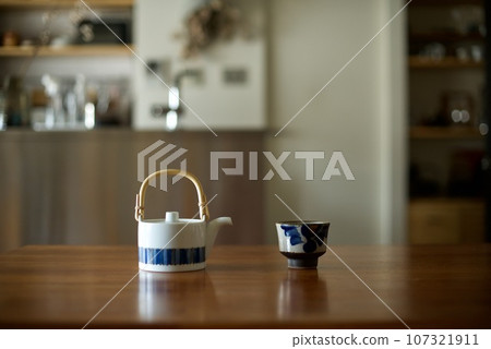 茶壺和茶杯在桌上 107321911