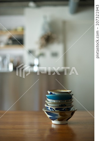桌上堆滿了飯碗 107321943